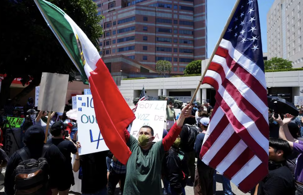 ANTE PROTESTAS POR REDADAS DE MIGRANTES, IMPONEN TOQUE DE QUEDA EN LOS ÁNGELES, CALIFORNIA